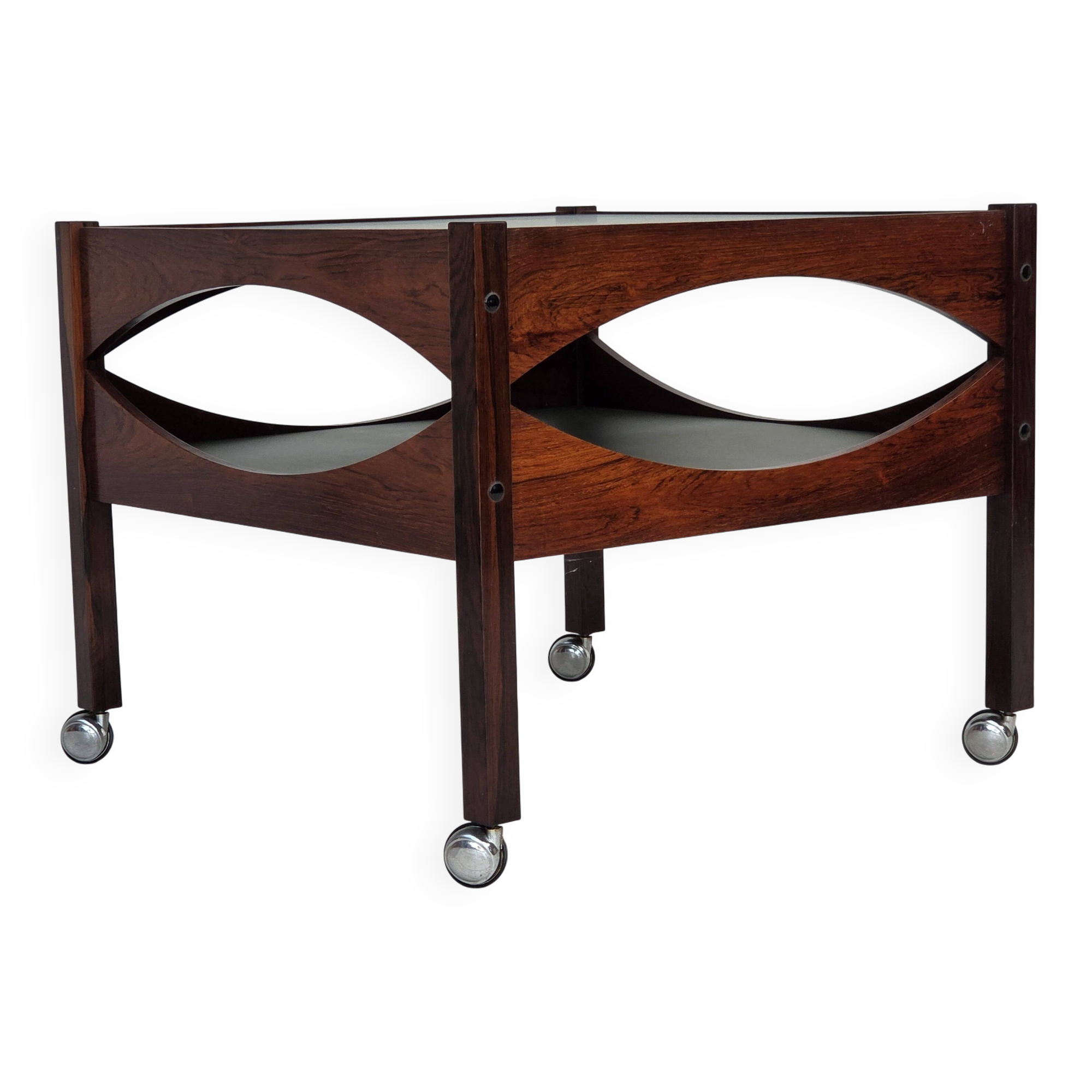 Années 1970, design danois par Kristian Vedel. Table d'appoint modèle "Modus", en bois de teck.