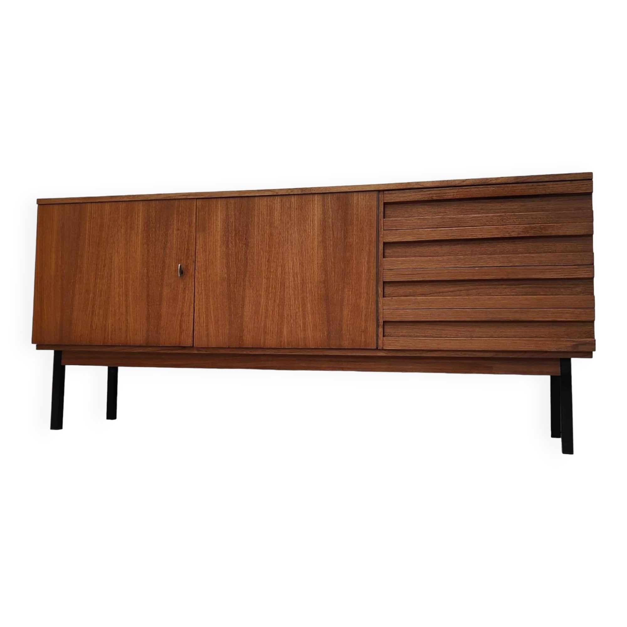 Buffet du milieu du siècle