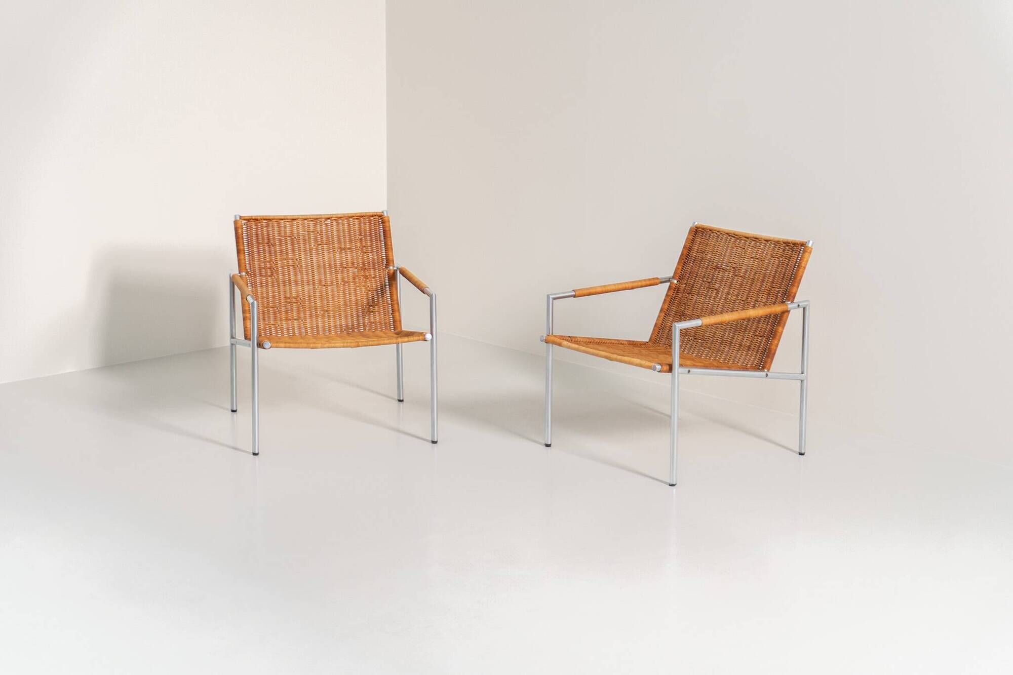 Early pair of modernist “SZ01” arm chairs by Martin Visser for Spectrum