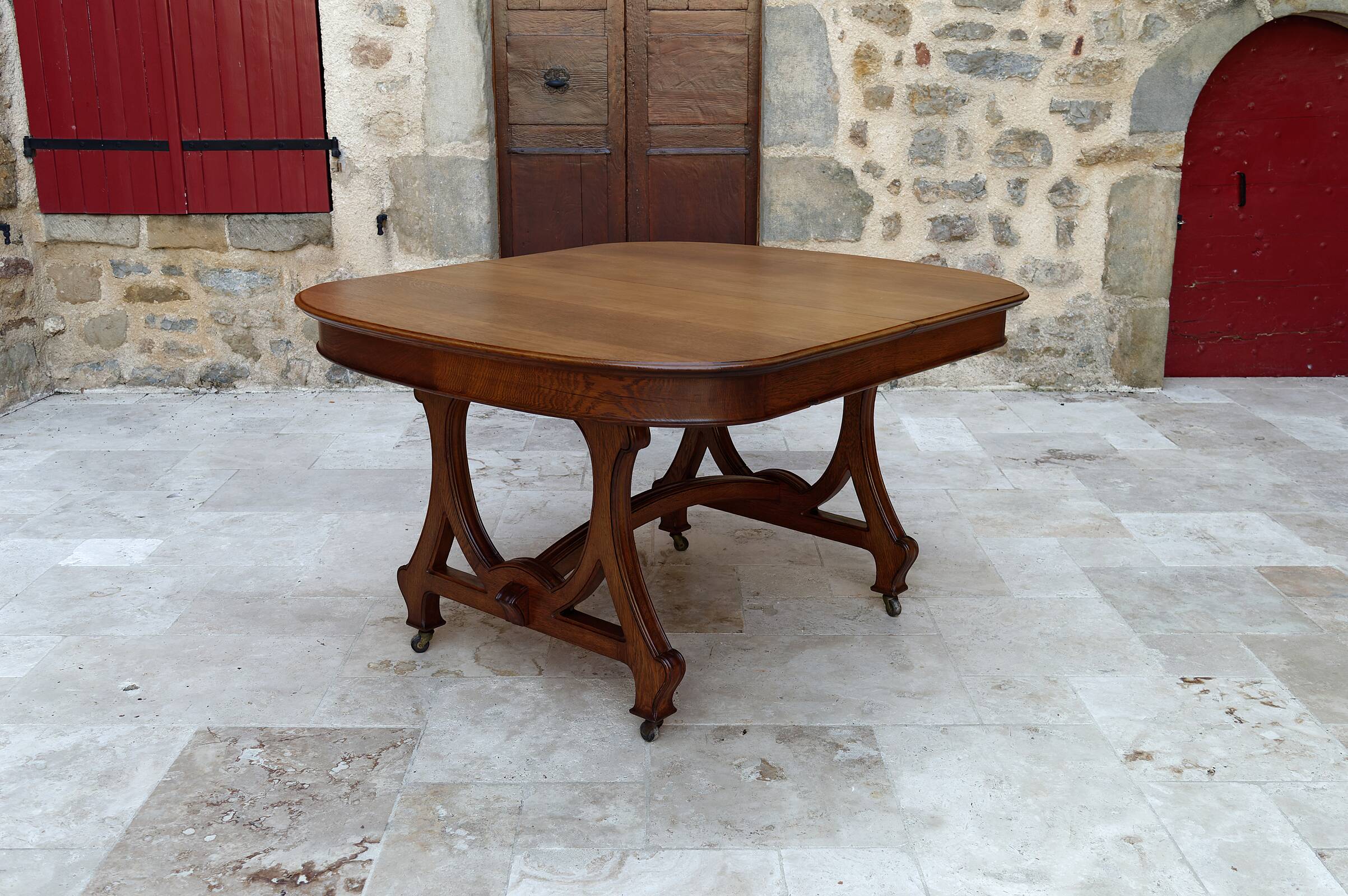 Dining room table by Maison Krieger, Art Nouveau, circa 1900, in solid oak