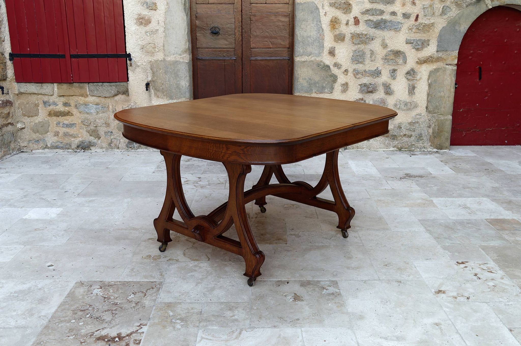 Dining room table by Maison Krieger, Art Nouveau, circa 1900, in solid oak