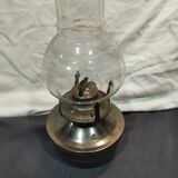 Ancienne lampe à pétrole en métal avec sa mèche et son verre