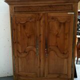 Armoire Louis XIV en merisier massif