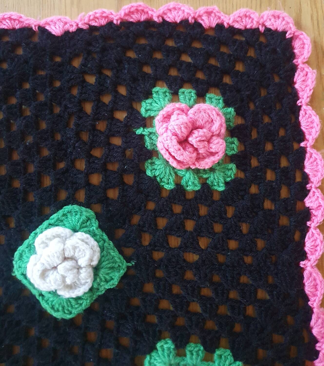 Set of 2 placemats in relief flowers crocheted vintage 70's hands
