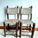 Chaises en bois brutaliste et corde