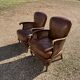 Paire de fauteuils en cuir joues en cannage