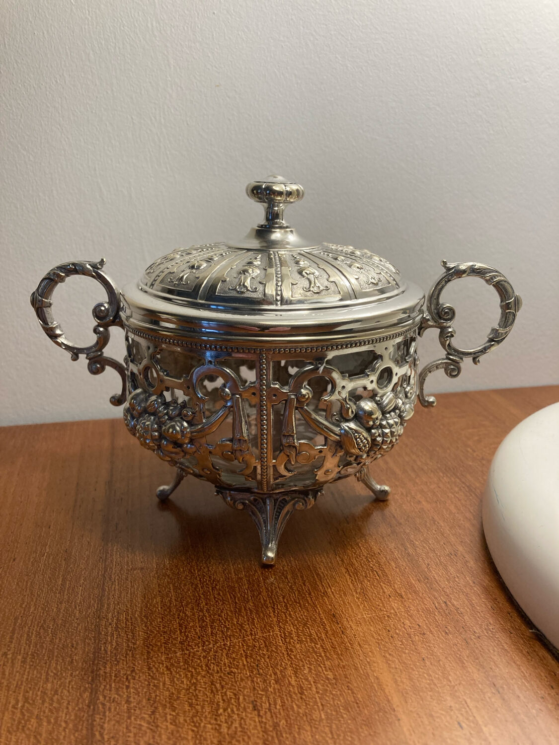 Sugar bowl, silver-plated bonbonnière, late 19th century.