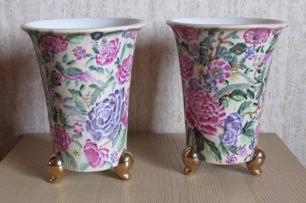 Paire de vases en céramique fleurie