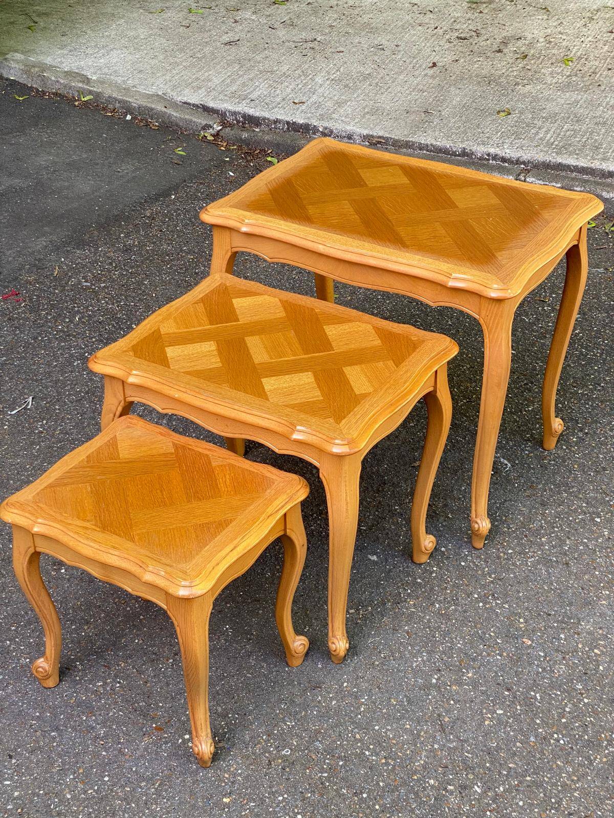 3 tables gigognes Louis XV en chêne massif clair et marqueterie 1950