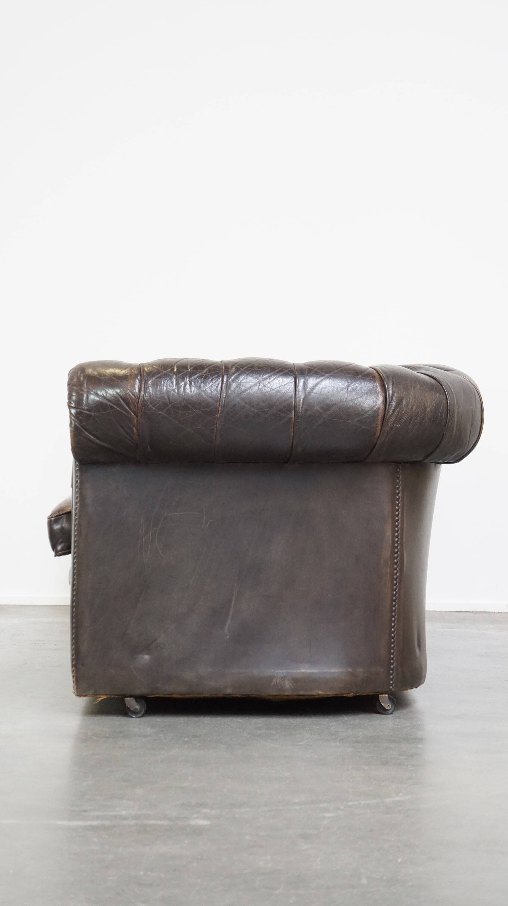 Ancien canapé chesterfield 3 places en cuir de vachette marron foncé