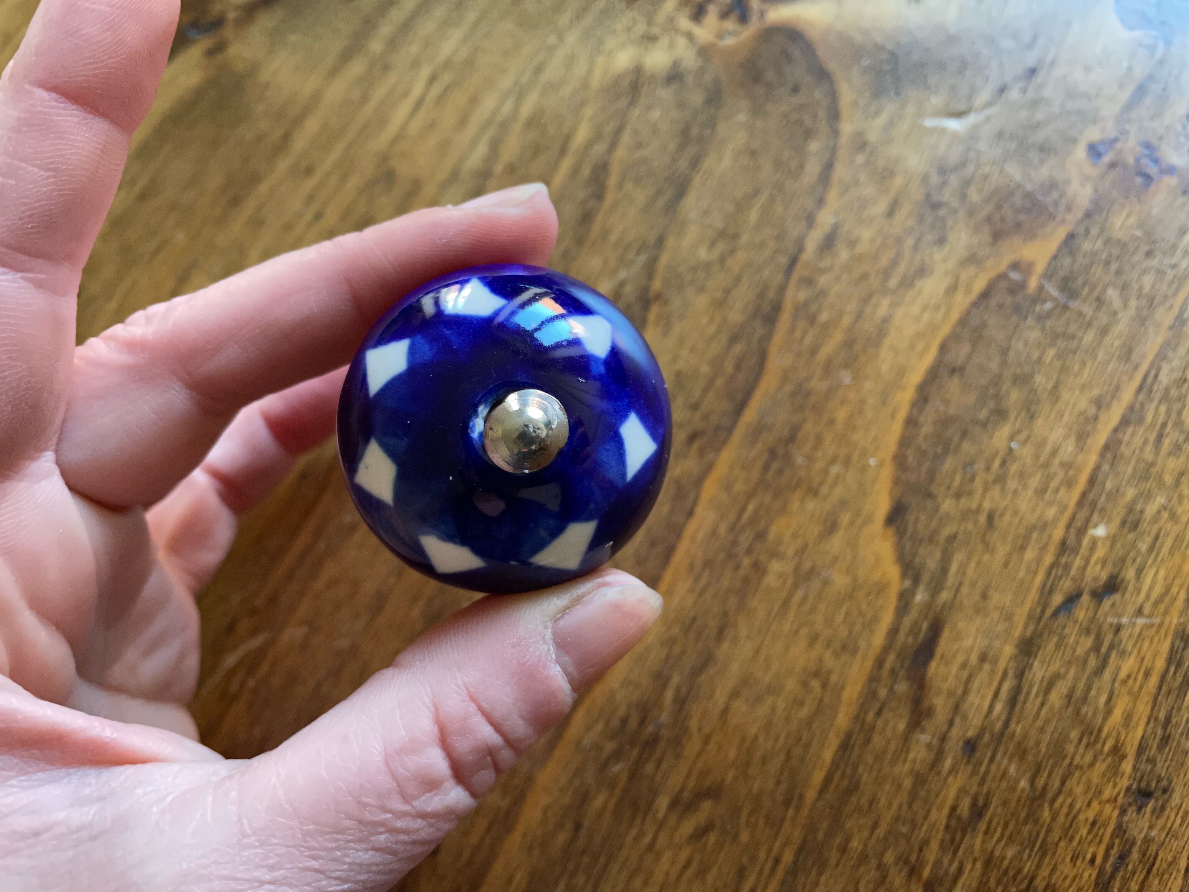 2 buttons, ceramic door handles, white blue