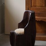 Chaise souche primitive wabi sabi suédoise sculptée à la main, siège en laine d'agneau, 1900s