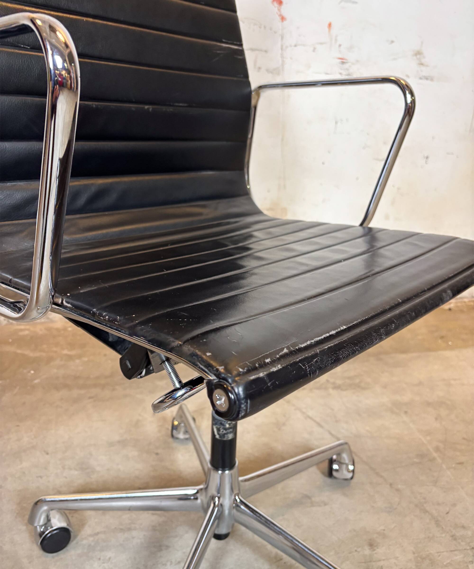 Vitra EA 119 Charles & Ray Eames, cuir et aluminium – noir – chaise de bure