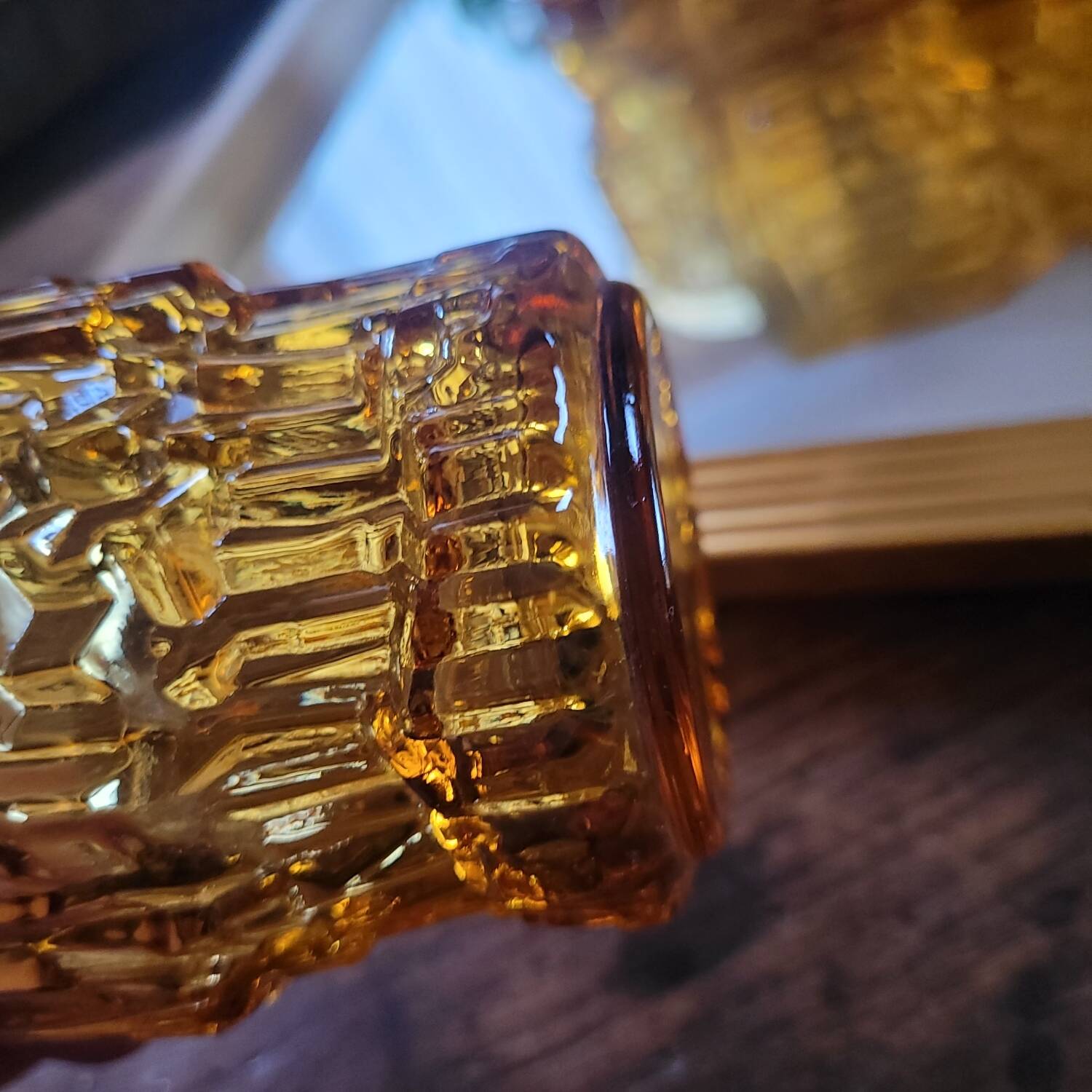 Verres ambrés en verre moulé. Années 60–70