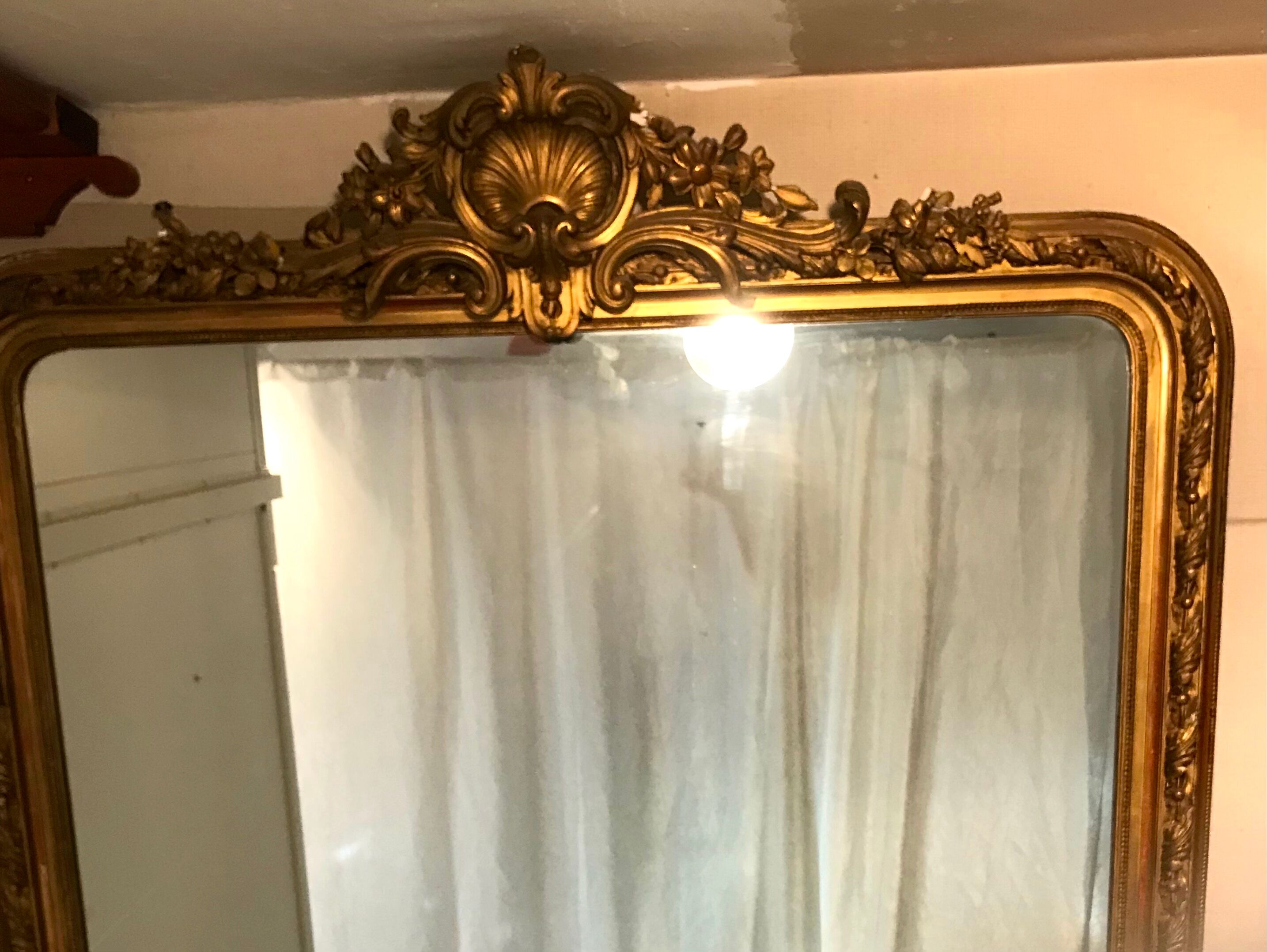 Large antique mirror with flagship shell in wood and gilded stucco