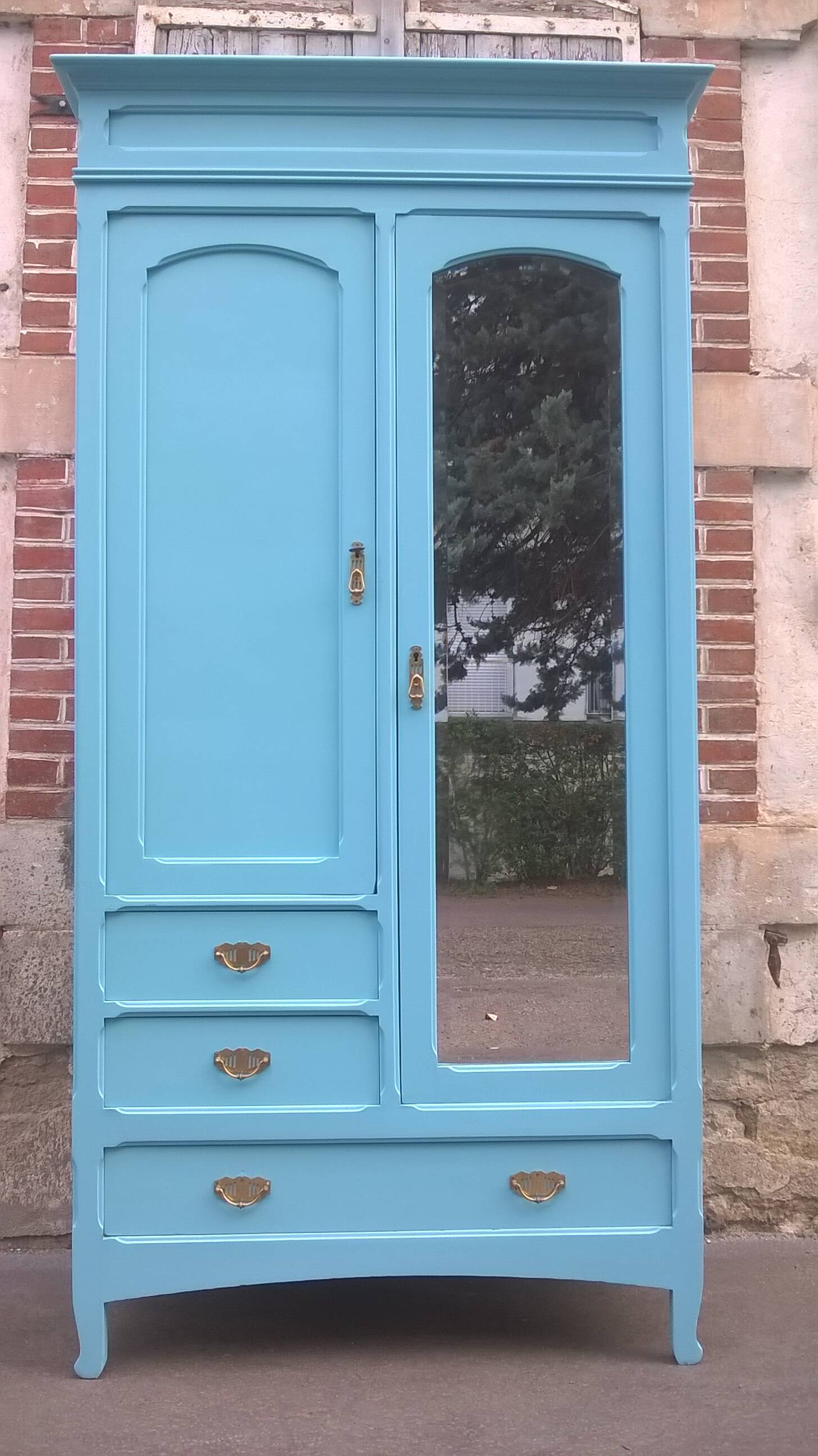 Parisian hotel wardrobe from the 1930s