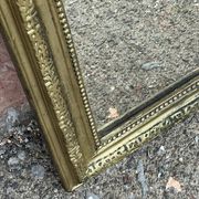 Miroir Louis Philippe en bois doré à frise ajourée