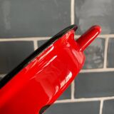 Plat rouge à poignées en métal émaillé