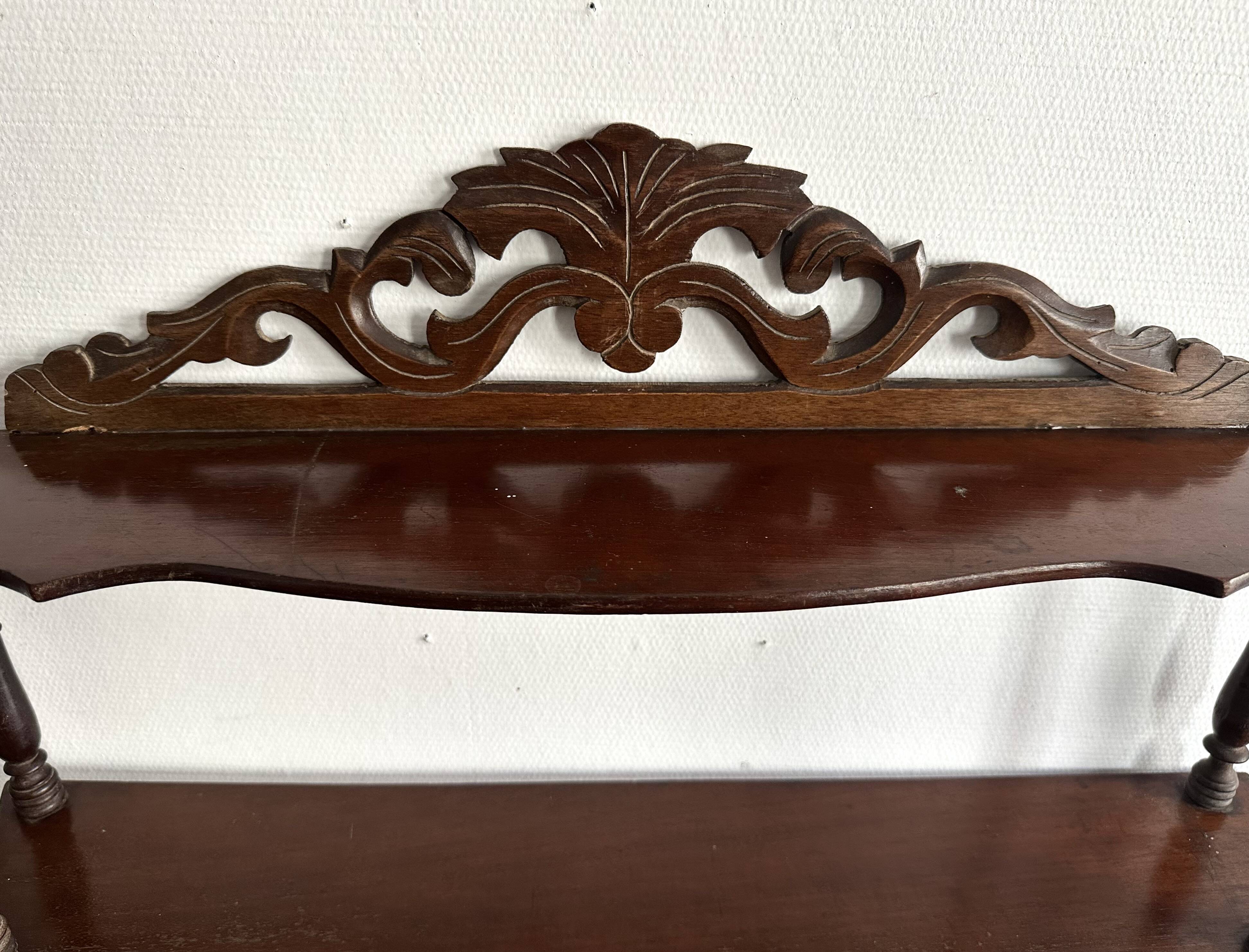 Large Napoleon III shelf in turned wood with a pediment.
