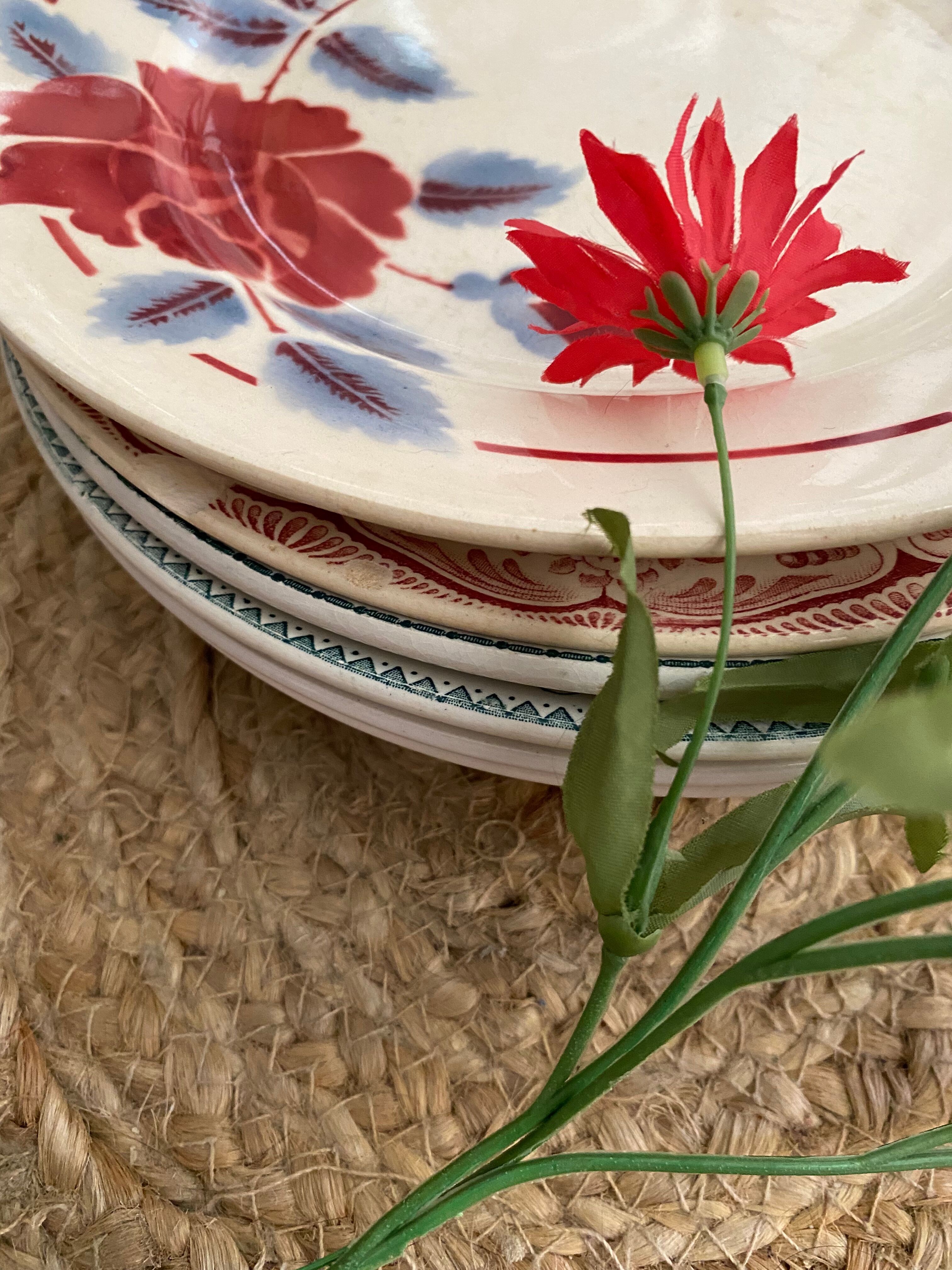 Old flat plates in red, green and blue gray.