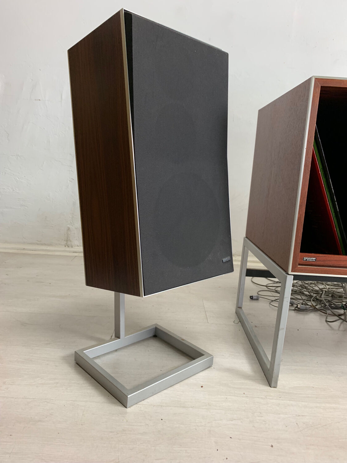Hi-fi bang and olufsen cabinet