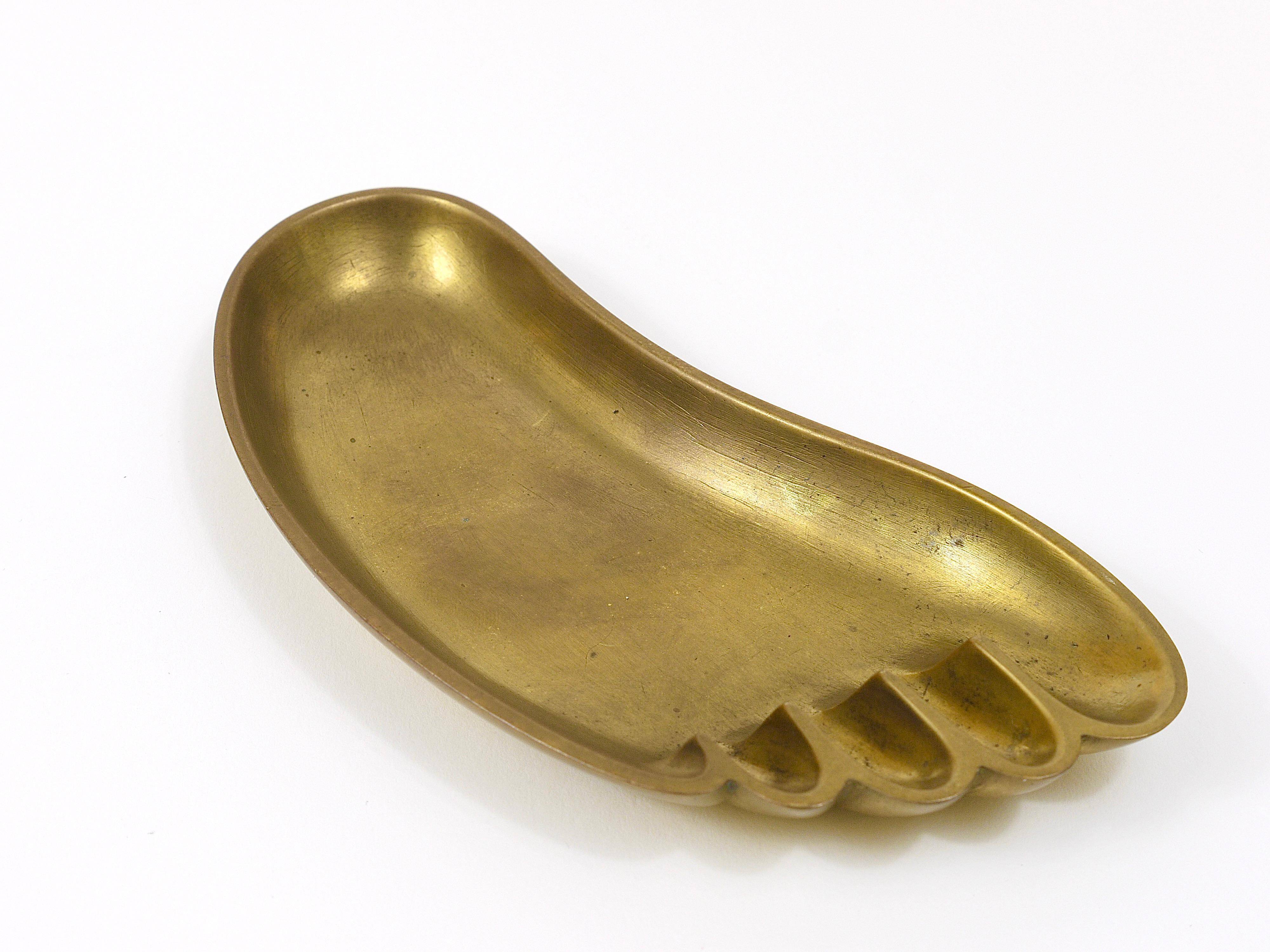 Bowl or sculptural plate in the shape of a foot by Werkstätte Hagenauer, mid-century, brass, Austria.