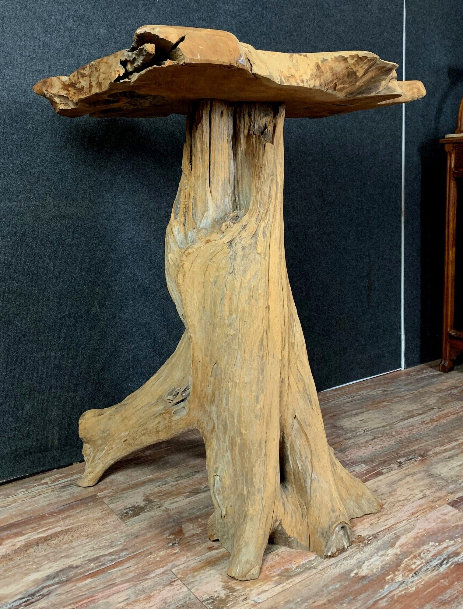 Design of the 70s: high table called "eating standing" in tree root