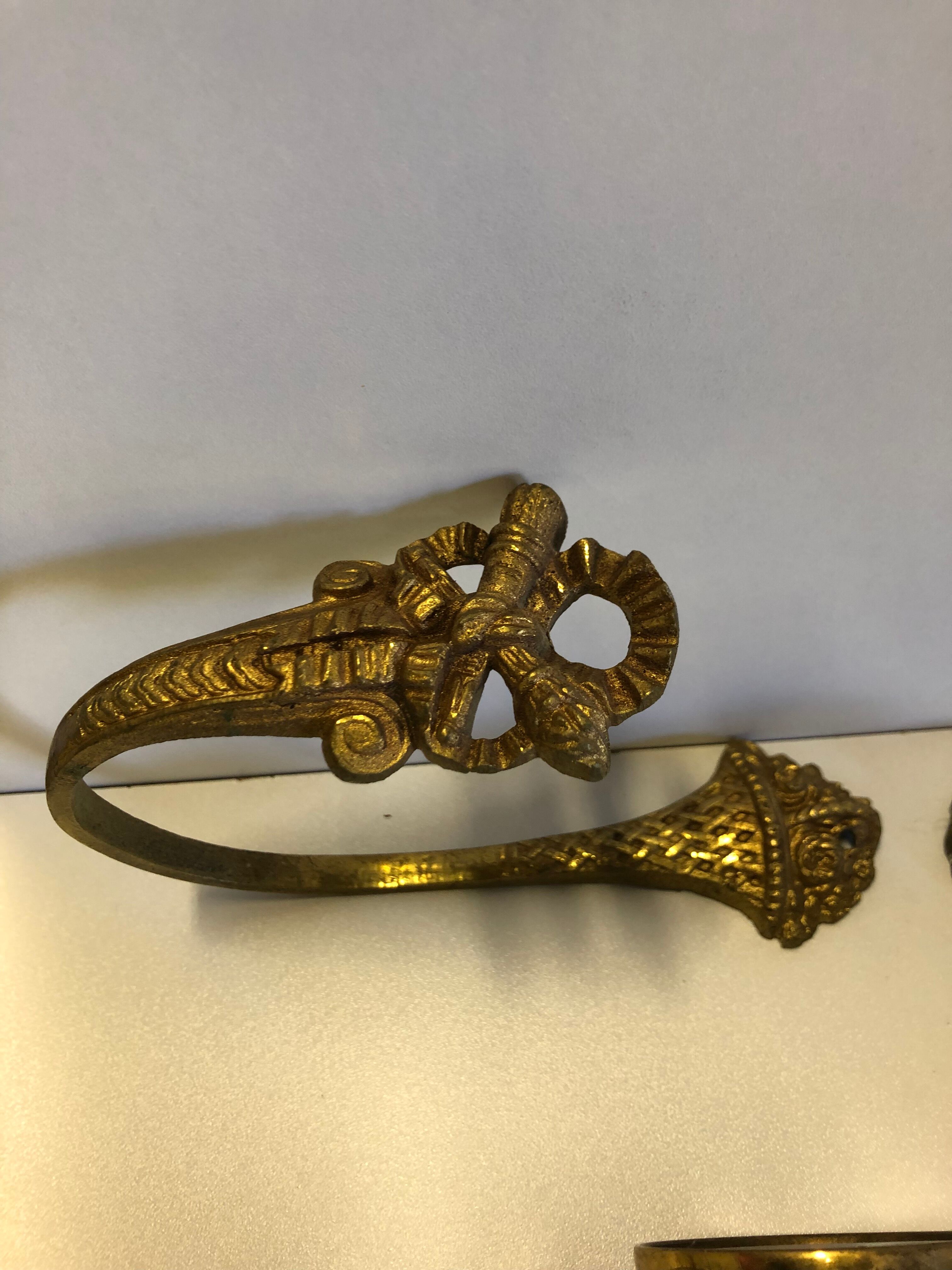 Supports curtain rods and ambers