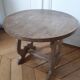 Table d'appoint en bois clair cerusé à pietement violonné