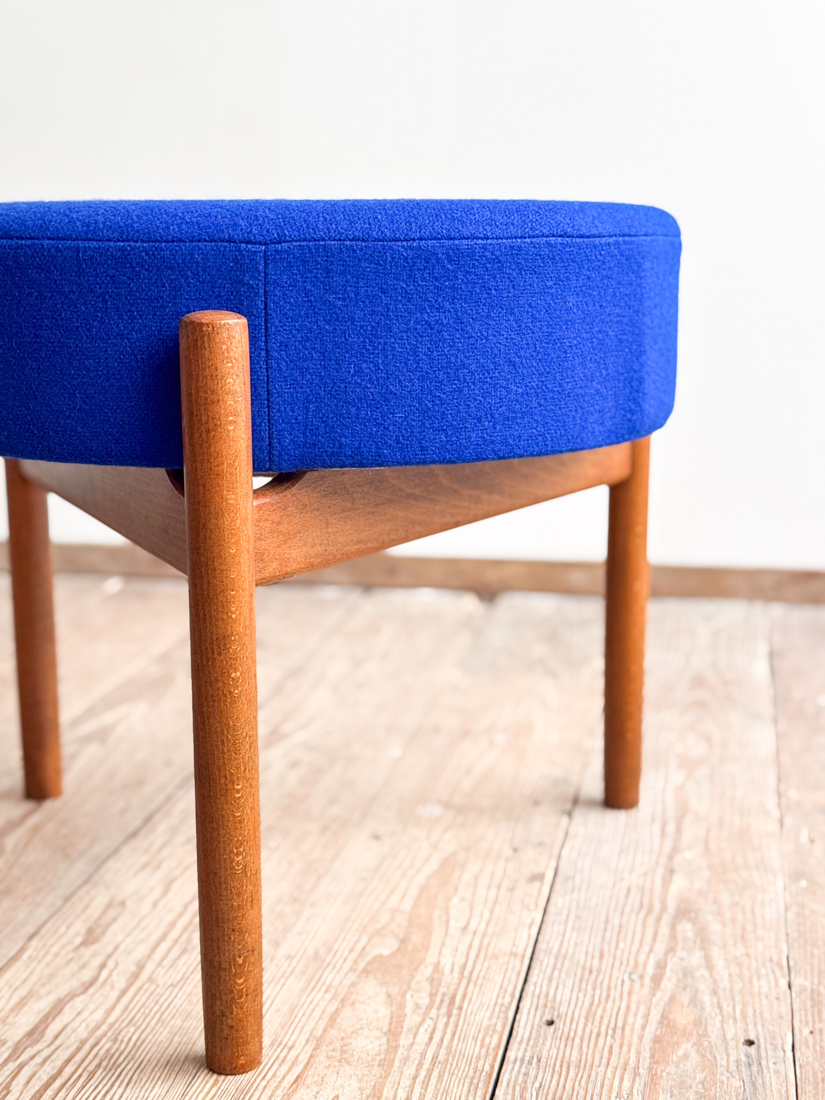 Tabouret Mid-Century en bois avec tissu Kvadrat bleu royal, design danois