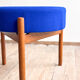 Tabouret Mid-Century en bois avec tissu Kvadrat bleu royal, design danois