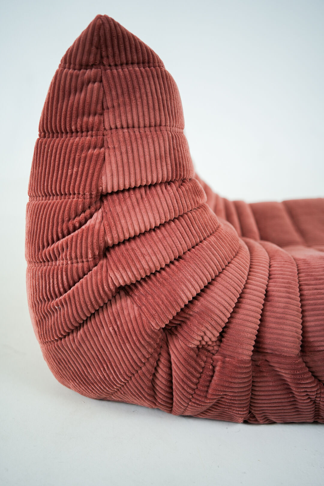 Ensemble de chaise et pouf Togo en velours côtelé framboise