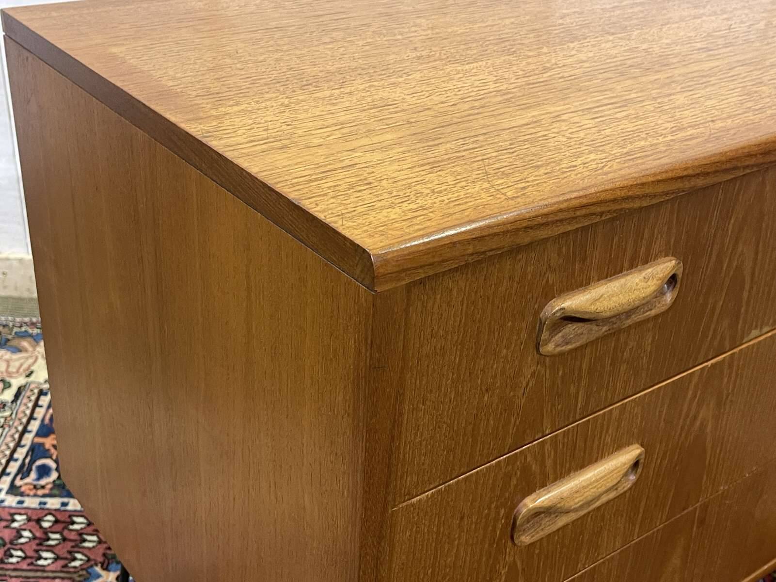 Commode 3 tiroirs GPlan en teck des années 1970 avec pieds compas