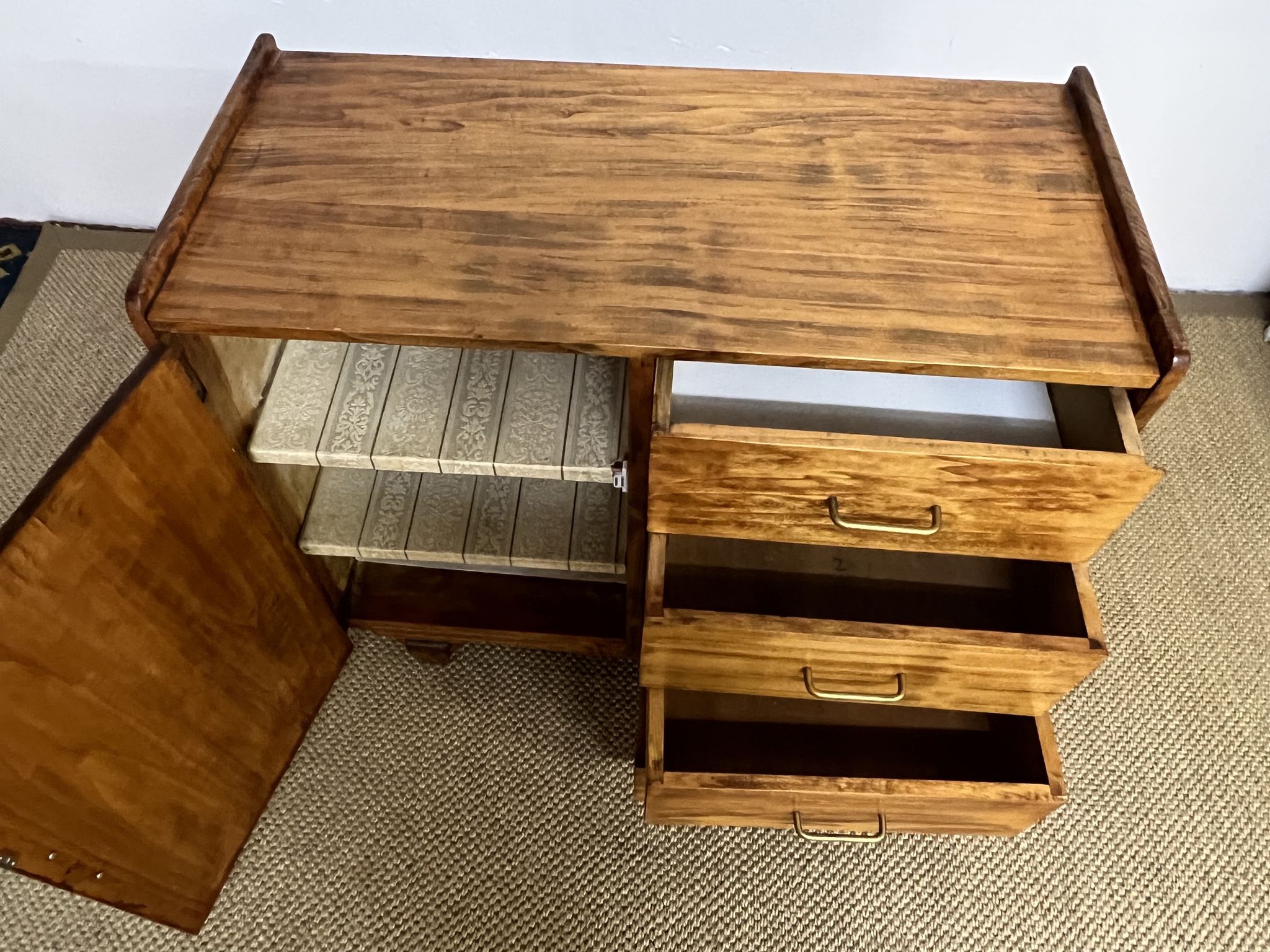 Small storage cabinet / chest of drawers