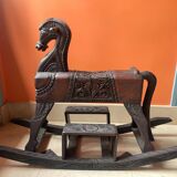 Cheval à bascule en bois sculpté ancien