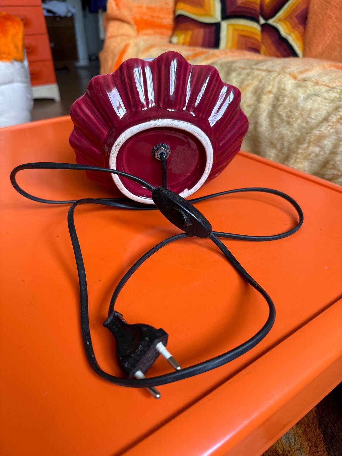 Burgundy ceramic shell lamp