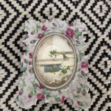 Miroir ancien en porcelaine motif roses