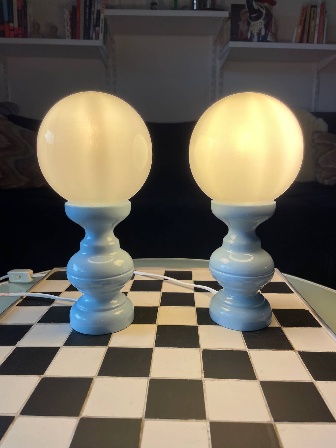 Lampe en bois italienne tournée et opaline années 1970