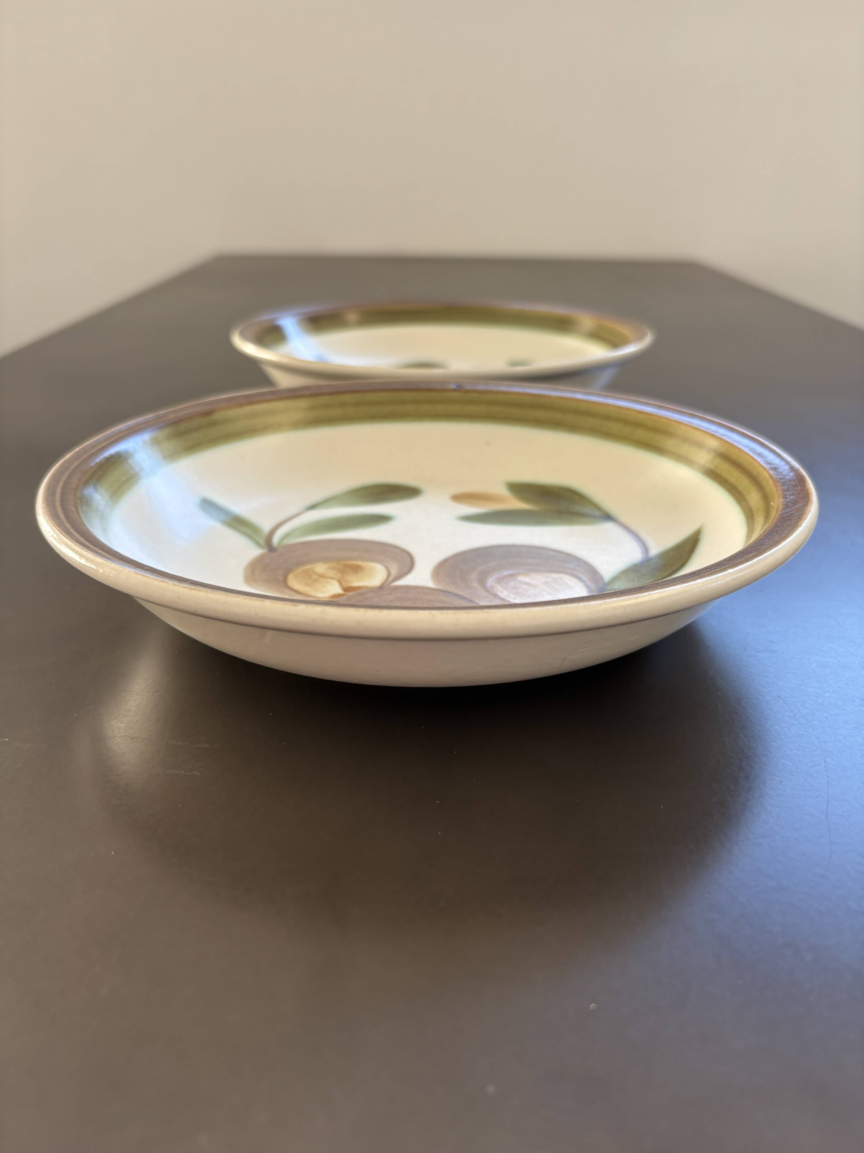 Two old deep plates gien