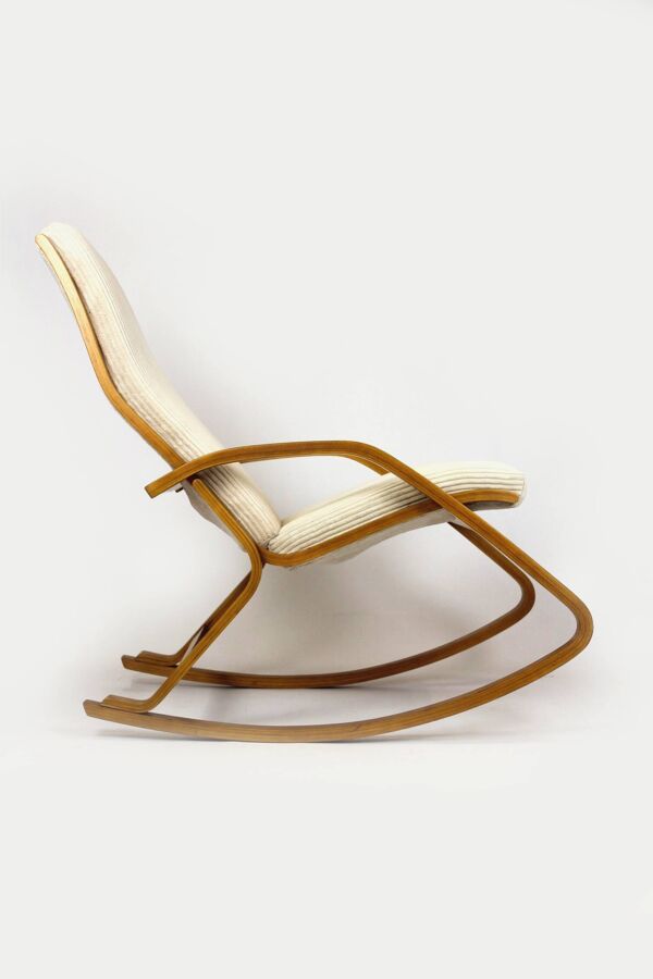 Fauteuil à bascule en contreplaqué restauré du milieu du siècle par L. Volak pour Drevopodnik Holesov, années 1960
