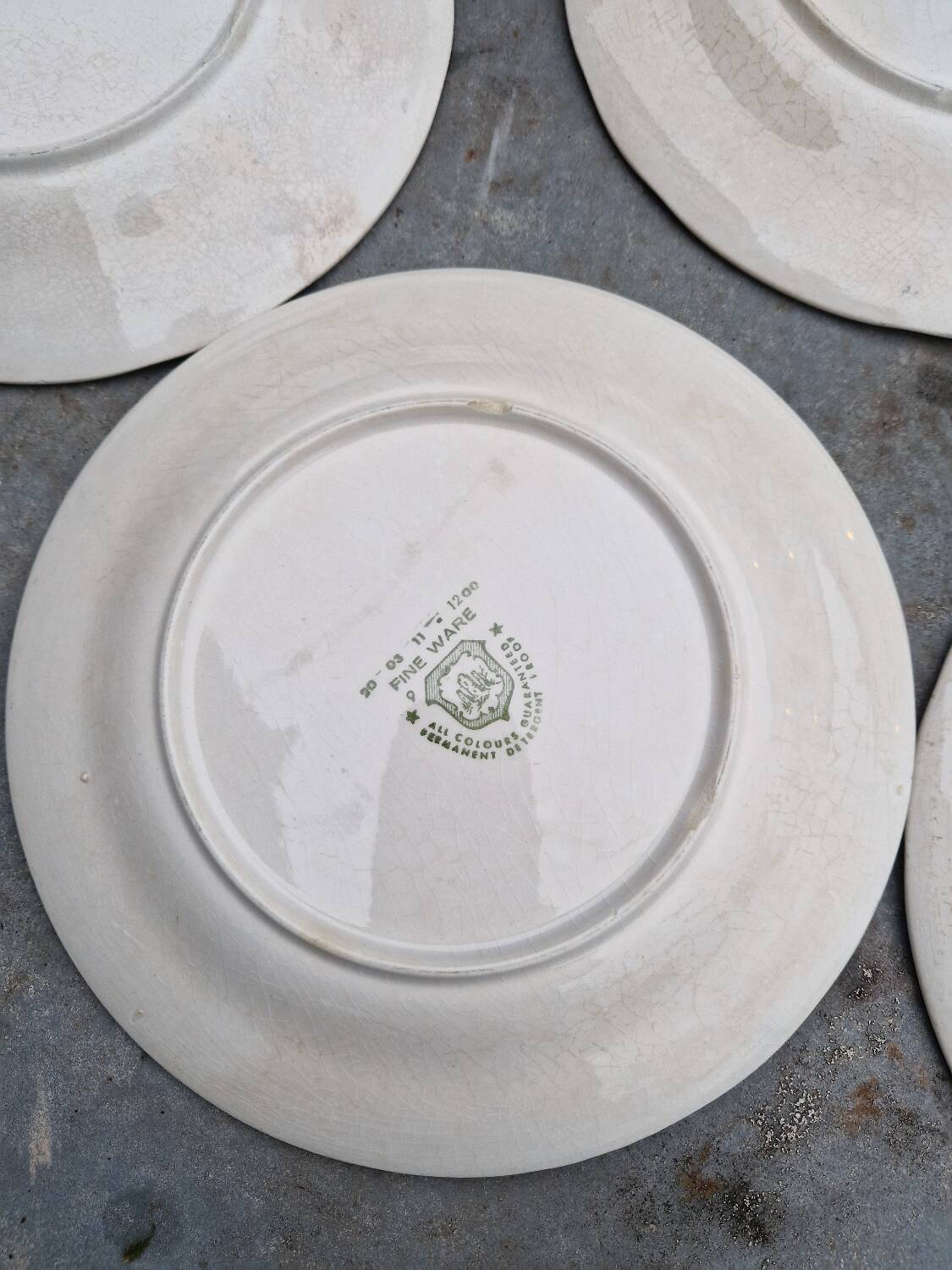 Lot of 8 flat plates in antique English earthenware, fine ware, with patterns.