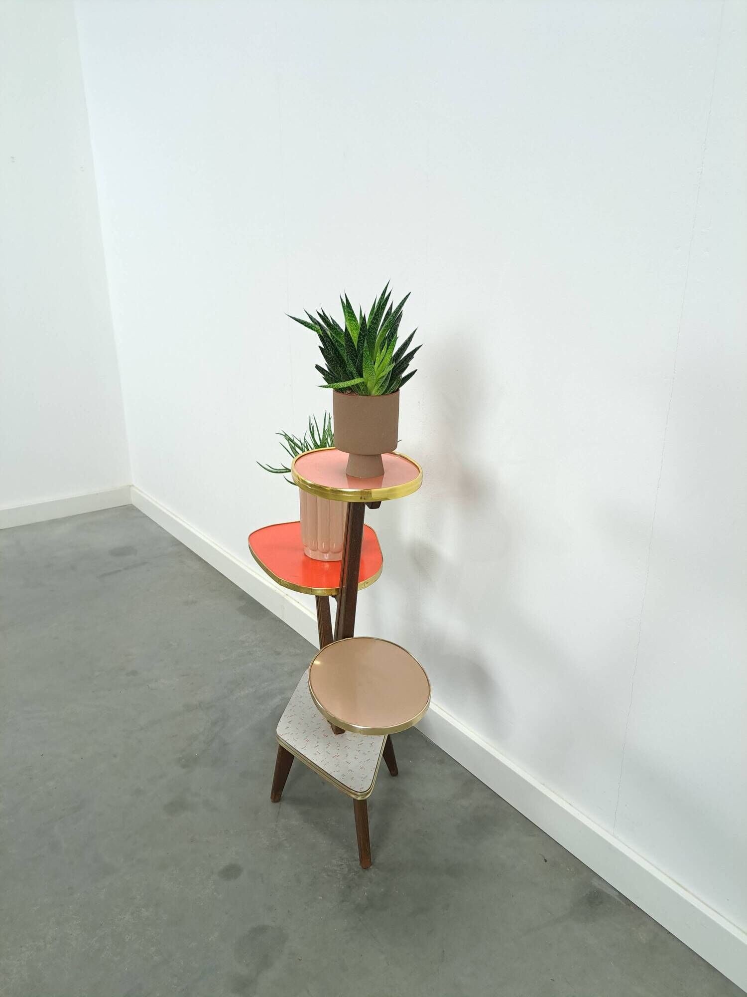 Hoge vintage plantentafel met messing en formica, plantenrek