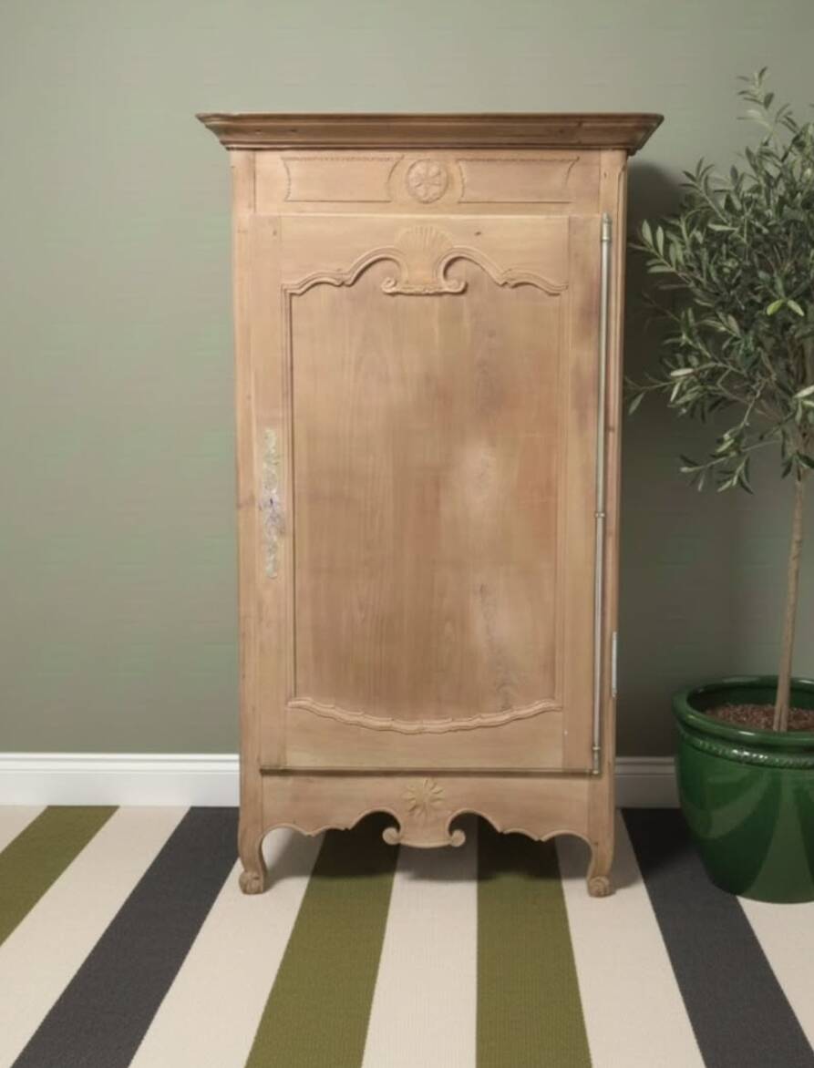 Parisian bonnetière wardrobe