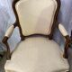 Paire de fauteuils style Louis XV beige