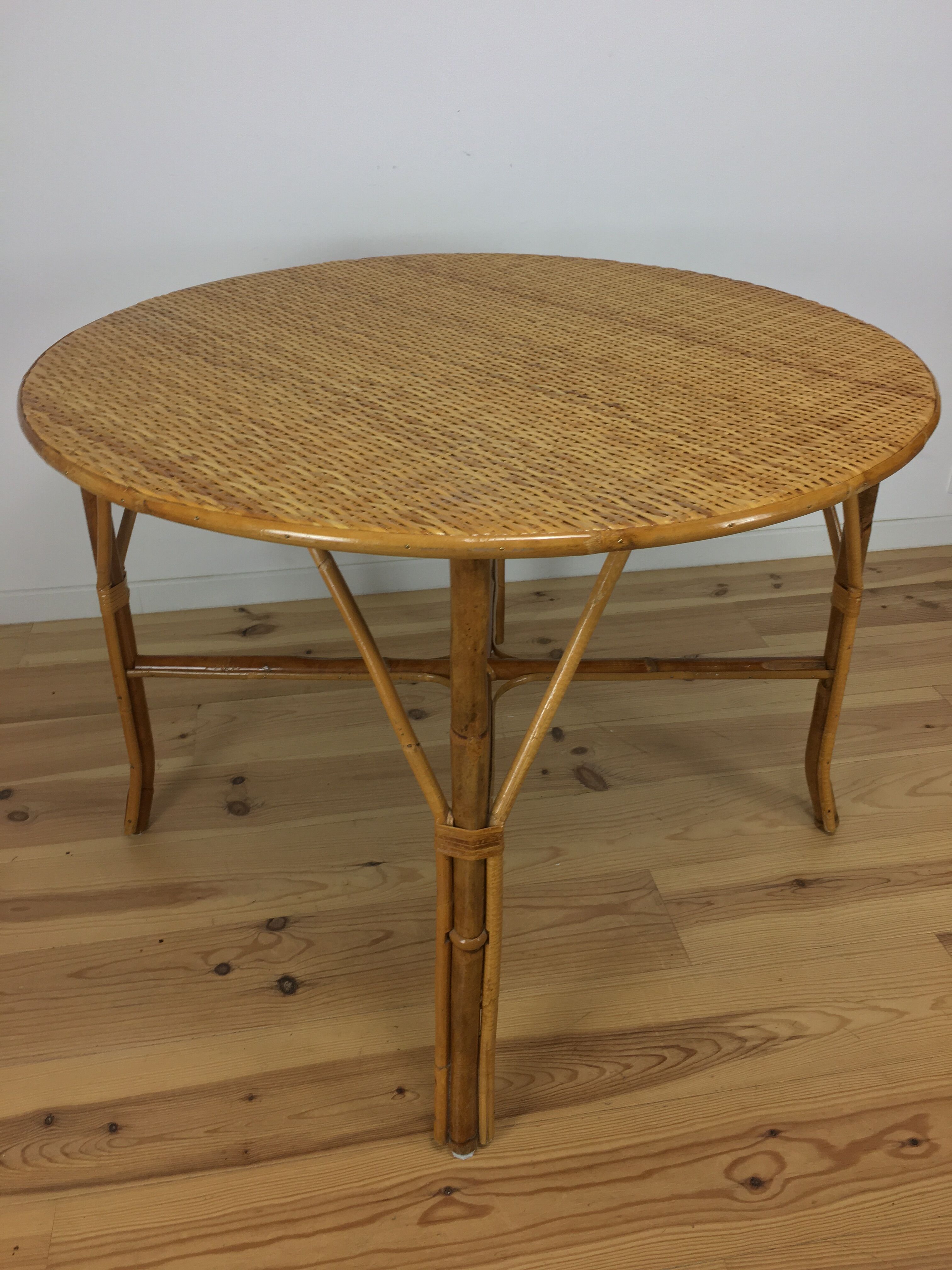 Round dining table 4 people rattan
