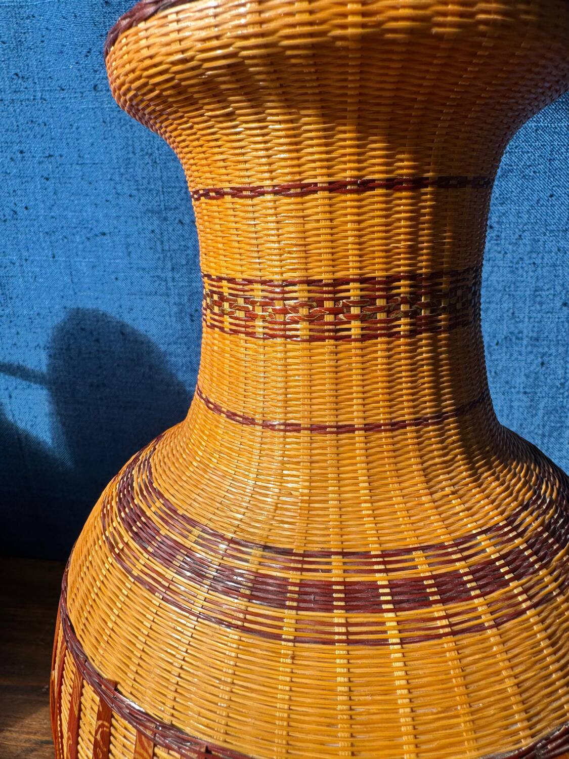 Grand vase vintage en porcelaine, rotin et bambou tressé