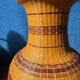 Grand vase vintage en porcelaine, rotin et bambou tressé