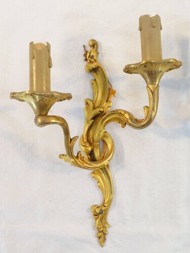 Paire d'appliques en Bronze doré de style Louis XV a 2 branches de lumiere
