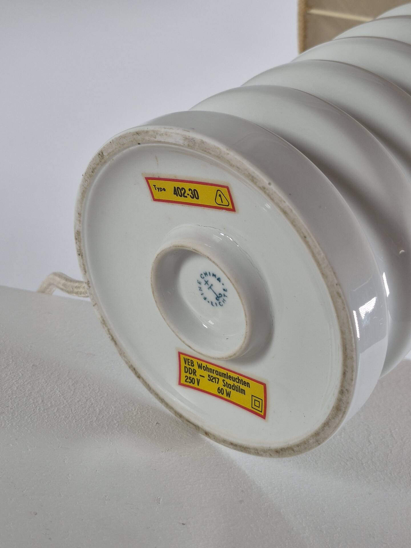 Lampe de table en porcelaine vintage des années 1970 GDR.