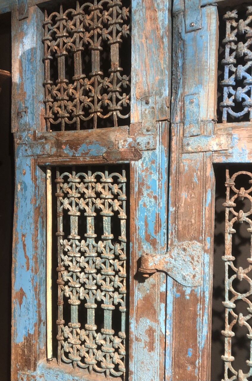 Openwork indian door in metal and blue wood